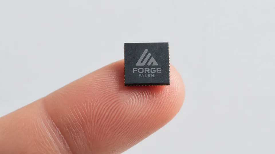 逐火 Forge 放在指尖上，展示其尺寸